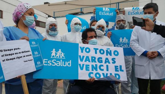 Toño Vargas, al ser dado de alta, fue acompañado por el personal de Essalud. (Foto: Essalud).