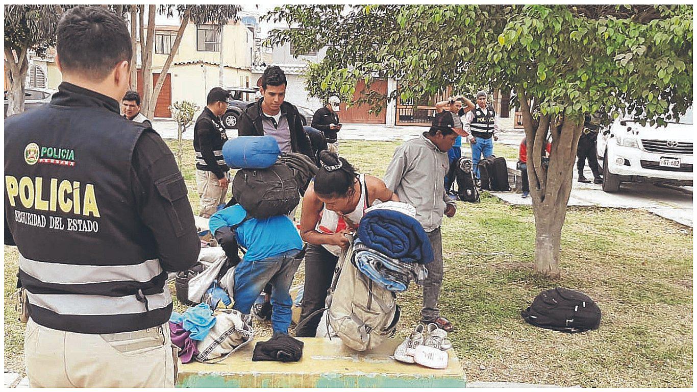 La Policía desaloja a grupo de venezolanos ilegales que tomó parque Húsares de Junín 