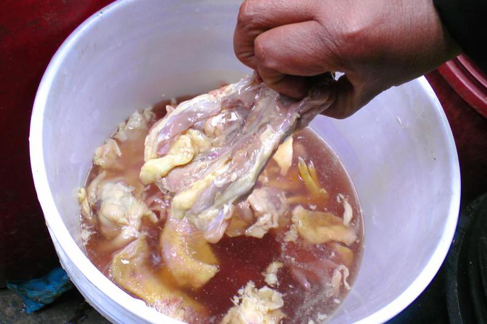 En mercado remojan pollos malogrados en lejía (FOTOS)