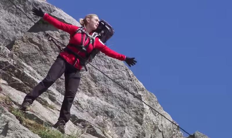 Kate Winslet parodia la famosa escena de 'Titanic' en plena montaña (VIDEO)