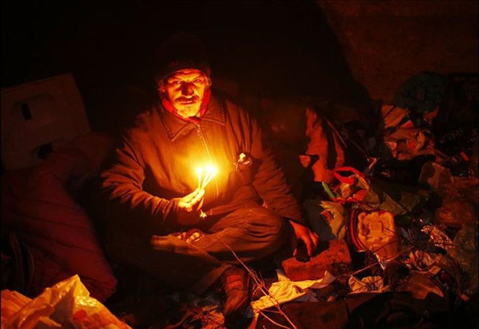 Hombre vive en la tumba de un cementerio