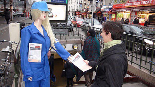 Crean "Barbie obrera" gigante para denunciar las condiciones de trabajo en China