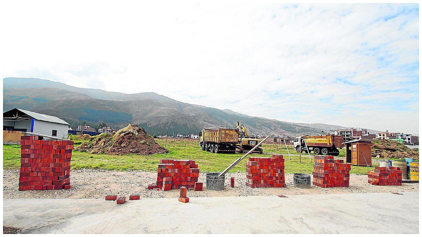 ​Hallan  'ojo de agua' en terreno donde se construye el hospital El Carmen