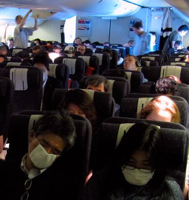 Broma pesada: Pasajero causa pánico en avión al simular sufrir ébola