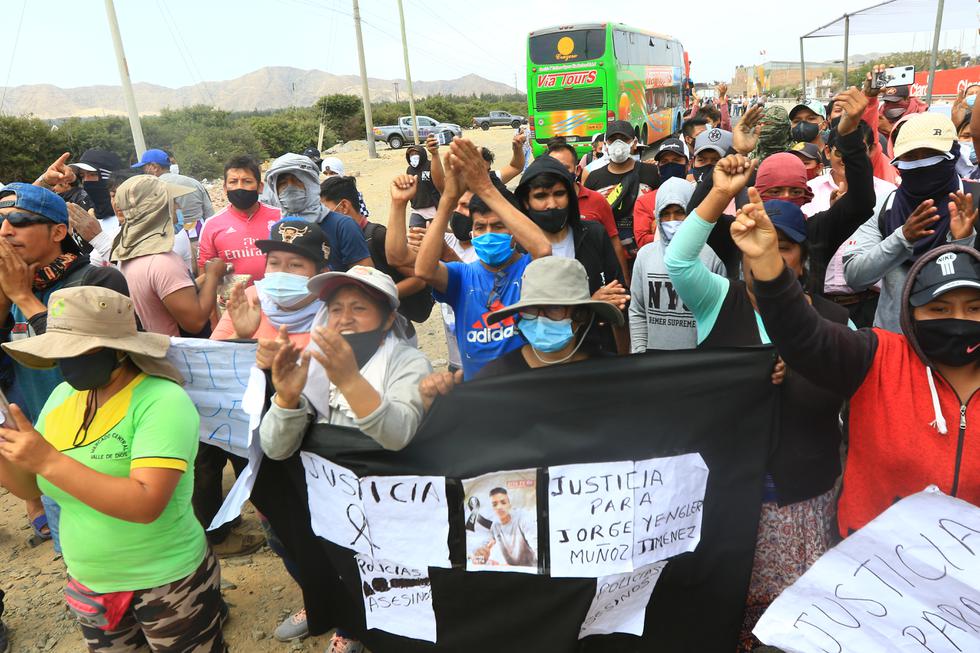 En el segundo día del paro agrario en el norte, los trabajadores de las empresas agroindustriales de la provincia de Virú bloquearon la Panamericana Norte, desde el Centro Poblado El Carmelo, en la región La Libertad. (Foto: Celso Roldan)