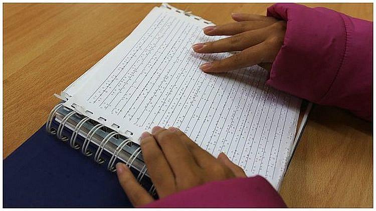 Personas invidentes sin acceso a aprender a leer ni escribir en sistema Braille