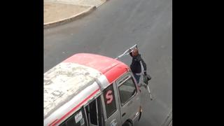 Discapacitado rompe con sus muletas la lunas de vehículos de conductores que no lo apoyan (VIDEOS)
