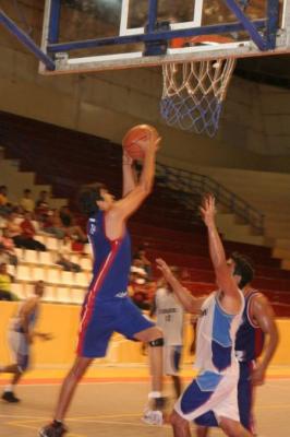 Reinaugura su losa deportiva en Ica