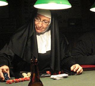 Monja ludópota robó U$ 100 mil a dos iglesias