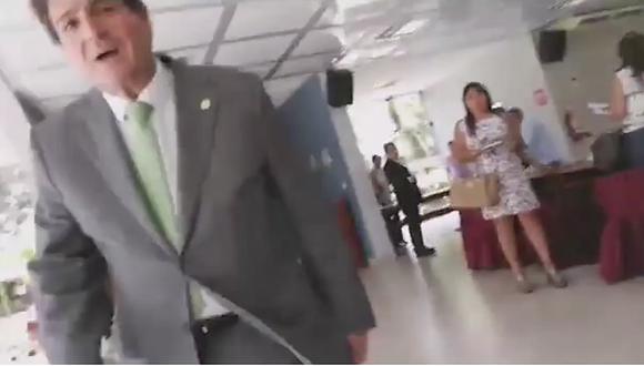 La Molina: Alcalde le quita celular a vecino que grababa sesión del consejo (VIDEO) 