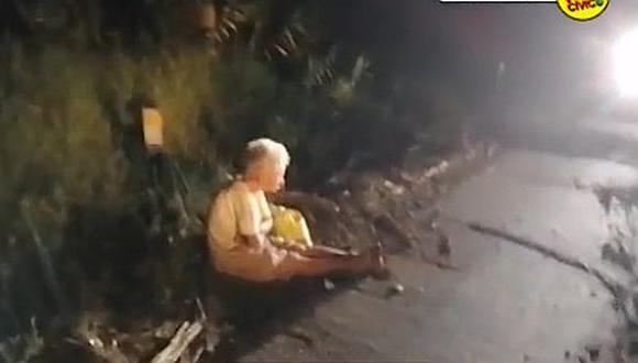 Periodistas auxilian a anciana que estaba deambulando por la curva de Miraflores 