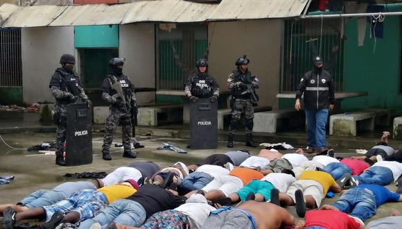 El SNAI agregó que con el apoyo de policías y militares “se retoma el control” del reclusorio de la localidad de Santo Domingo de los Tsáchilas. (Foto: varias fuentes / AFP)