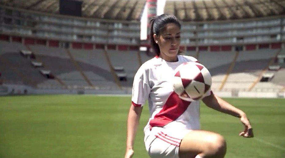 "Ni una menos": Tilsa Lozano se pone la 'blanquirroja' y pide fin del machismo (VIDEO)