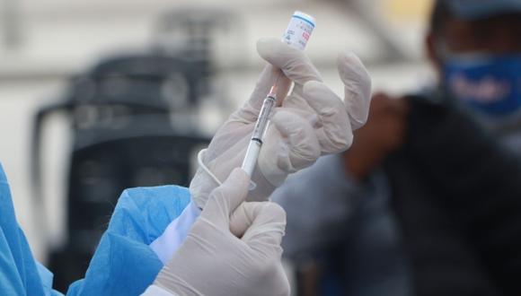 En Trujillo, tres personas, entre ellas un trabajador de salud, fueron inmunizadas la misma cantidad de veces. (Foto: Johnny Aurazo)