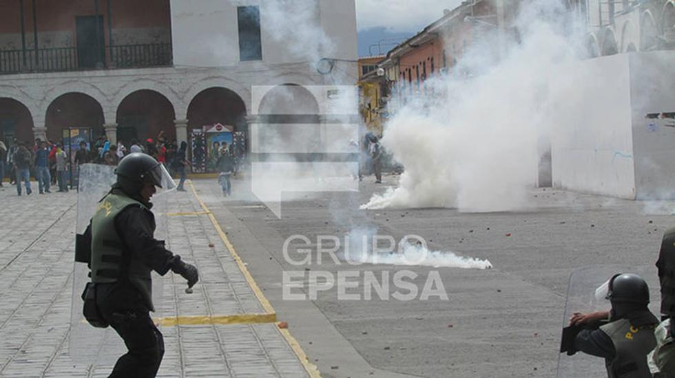 Universitarios se enfrentan a la policía en Ayacucho