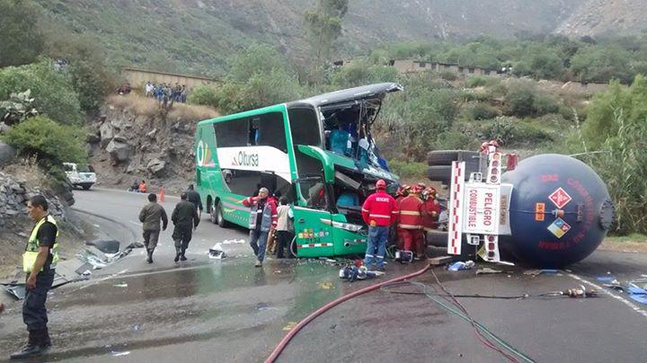 Dos pasajeros que iban de Huancayo a Lima mueren en choque de bus con cisterna 
