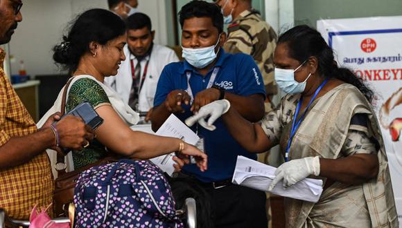 Los trabajadores de la salud examinan a los pasajeros que llegan del extranjero para detectar síntomas de viruela del mono en la terminal del Aeropuerto Internacional Anna en Chennai el 3 de junio de 2022. (Foto de Arun SANKAR / AFP)