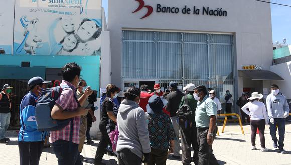 Beneficiarios del bono de 760 soles no encuentran orientación en los bancos| Eduardo Bareda
