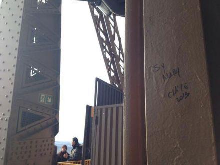 Indignación por pintas en Torre Eiffel con mensaje chileno