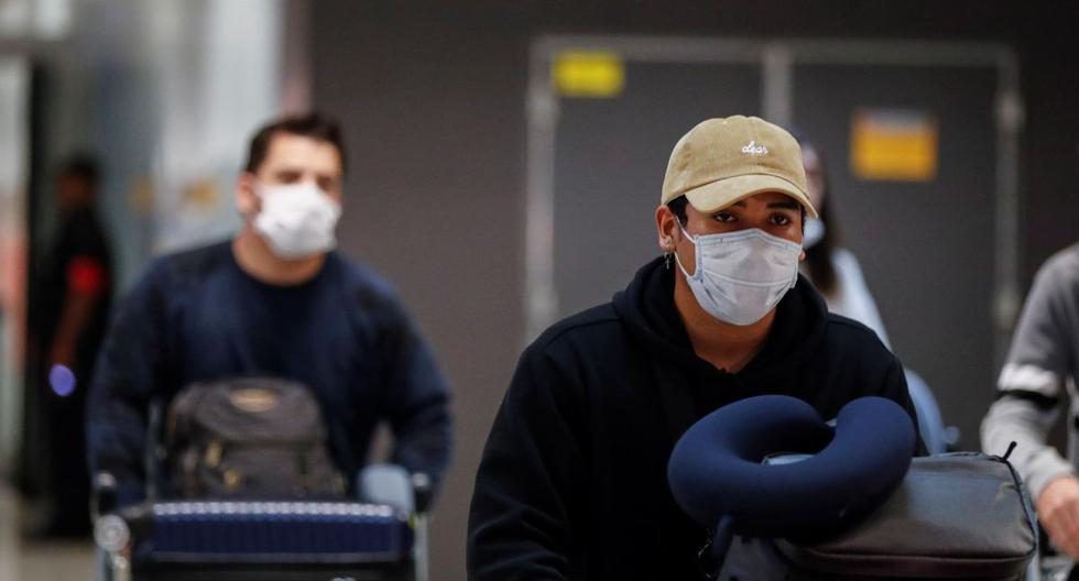 Imagen referencial. Pasajeros usan máscaras como precaución contra la propagación del nuevo coronavirus COVID-19 durante su llegada al Aeropuerto Internacional de Sao Paulo (Brasil). (EFE/ Sebastião Moreira).