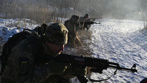 Soldados ucranianos tratan de evitar el ingreso de las tropas rusas a su capital.(Foto: Sergei SUPINSKY / AFP)