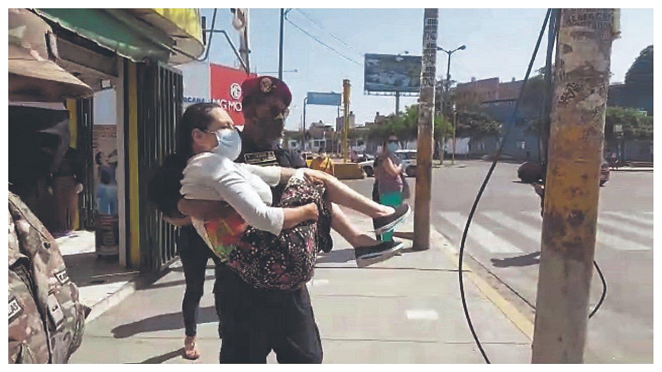 Chiclayo: Agente de Radio Patrulla auxilia a anciana que se desmayó en farmacia