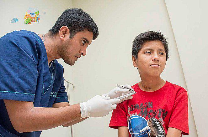 Médicos del INSN extirpan tumor alojado peligrosamente en cuello de menor