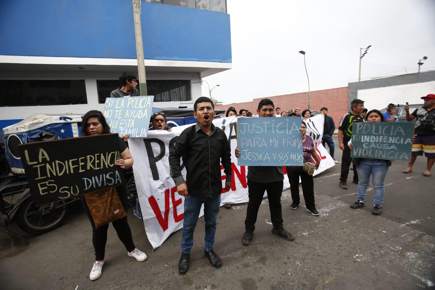 Familiares de Jesica Tejada, quien fue asesinada en el Agustino por su pareja, hacen plantón en comisaria de San Cayetano. (Foto: Cesar Grados)