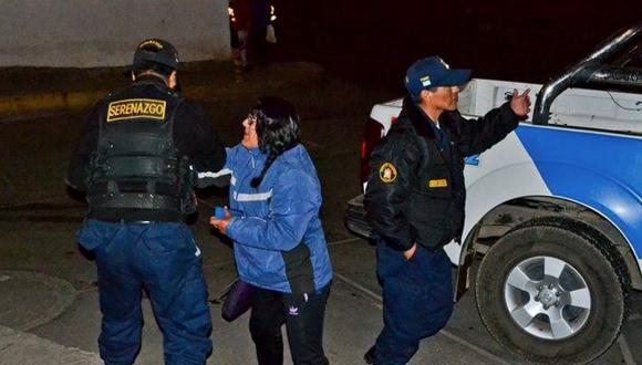 Serenos agreden a reportera de televisión en Puno