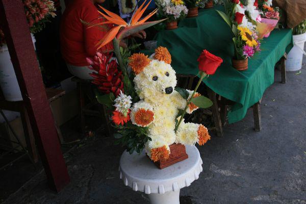 Venden hasta arreglos florales en forma de oso