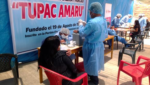 Vacunación contra la COVID-19 en el centro comercial Túpac Amaru en Tacna. (Adrian Apaza)