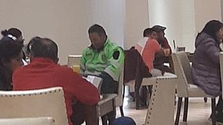 Investigan a mayor PNP que uniformado tomaba ‘calientito’ en un café de Huancayo