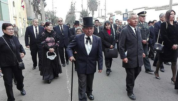Vistiendo de luto reviven la primera procesión de la bandera en Tacna de 1901
