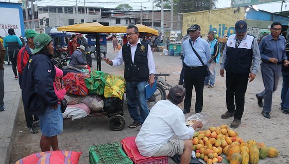 Identifican a ambulantes que ocupan vías públicas en los alrededores del mercado  