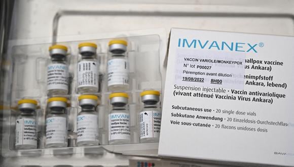 Esta fotografía tomada en un centro de vacunación municipal en Marsella el 10 de agosto de 2022 muestra dosis de Imvanex, una vacuna para proteger contra el virus de la viruela del mono. (Foto de Christophe SIMON / AFP)