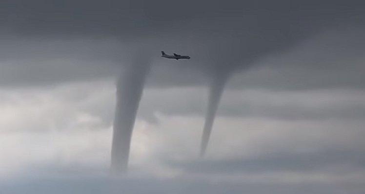 YouTube: El escalofriante video de un avión volando entre tres tornados en Rusia
