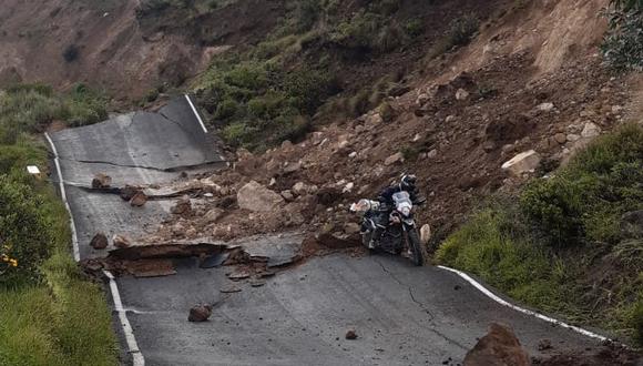 30 metros de la vía hacia Cabanaconde se levantaron por los fuertes movimientos telúricos, dejando la carretera inservible. (Foto: Difusión)