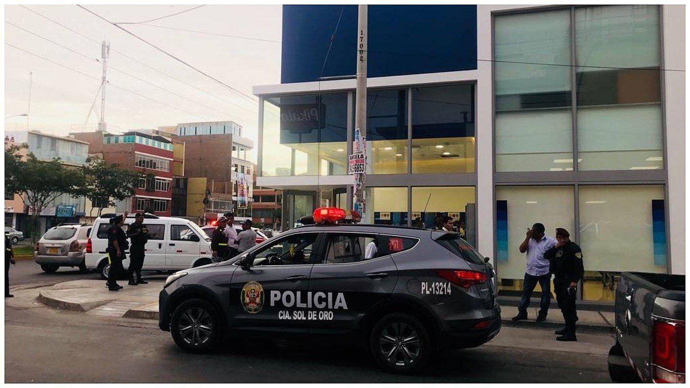 Los Olivos: Banda asalta agencia bancaria en avenida Antúnez de Mayolo (VIDEO)