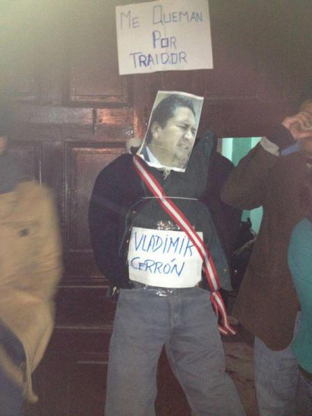 Queman muñeco de presidente regional en Año Nuevo