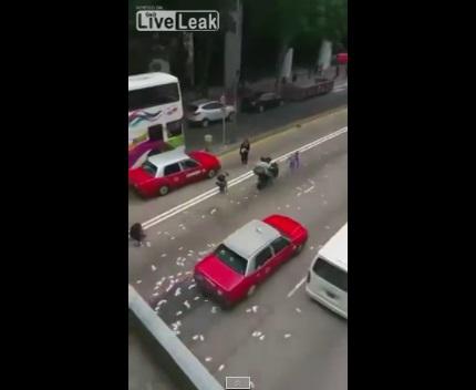 ​Navidad: Camión ‘dio regalazo’ al dejar caer dos millones de dólares por la calle