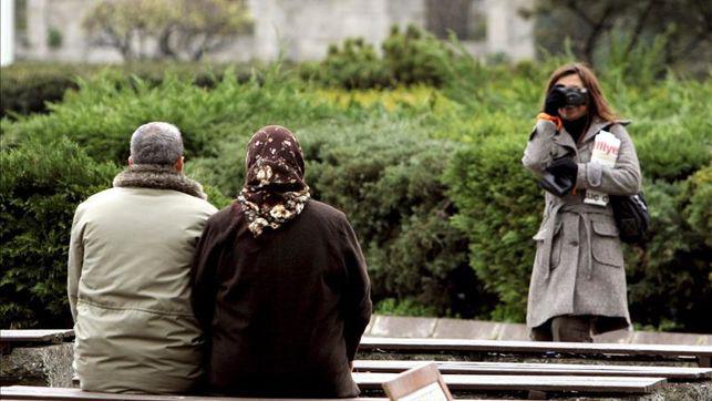 Turquía: Parejas deben evitar "tomarse de la mano" y "coquetar"