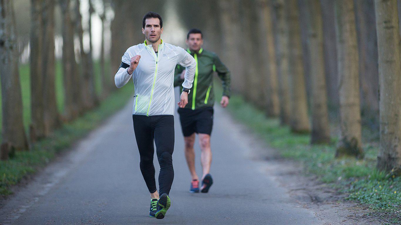 Personas que caminan rápido vivirían entre 15 a 20 años más, según estudios 