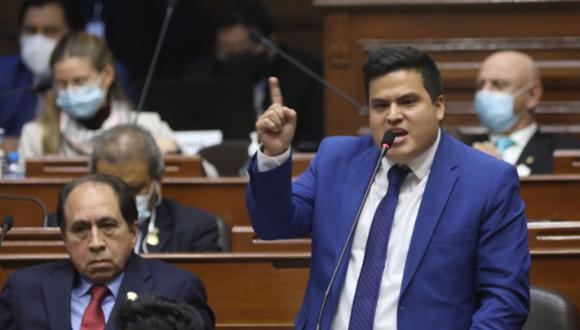 Diego Bazán presentó la moción de censura en contra del ministro Carlos Palacios. Foto: Congreso