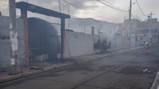 Incendio arrasa con puestos comerciales en Puno