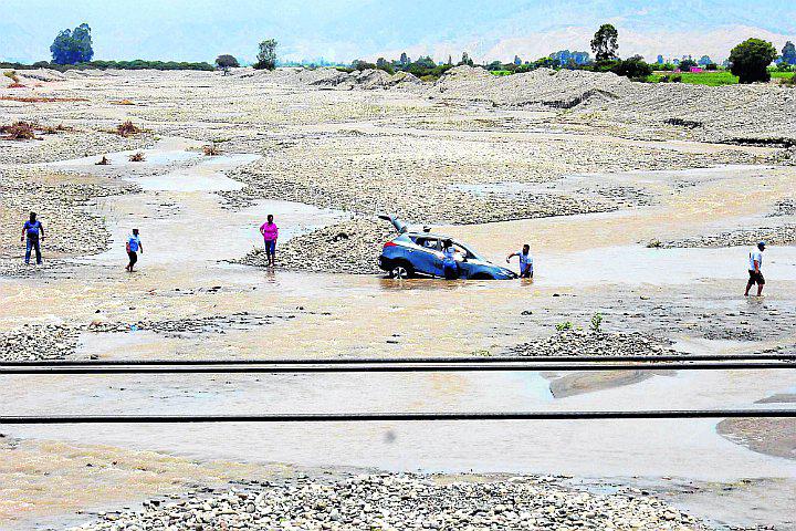 Vecinos arriesgan su vida al cruzar el río Matagente