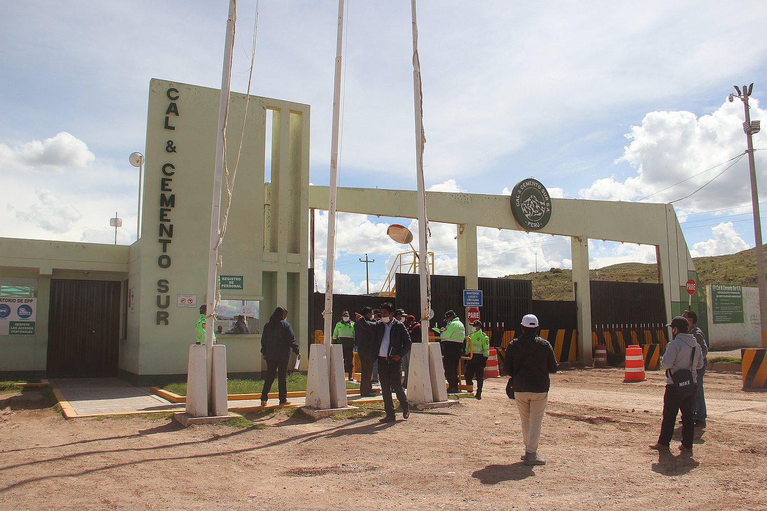 Pobladores y autoridades exigen cierre de Cal y Cemento Sur