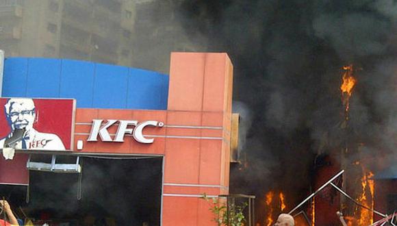 Musulmanes libaneses queman KFC en protestas religiosas