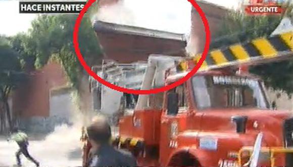 Argentina: Incendio consume depósito y pared cae sobre bomberos