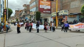 Con marcha celebran el Día de la Mujer y califican de asesina a la presidenta en Huancavelica