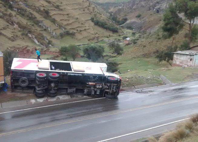 ​Volcadura de tráiler interrumpe el tránsito en La Oroya